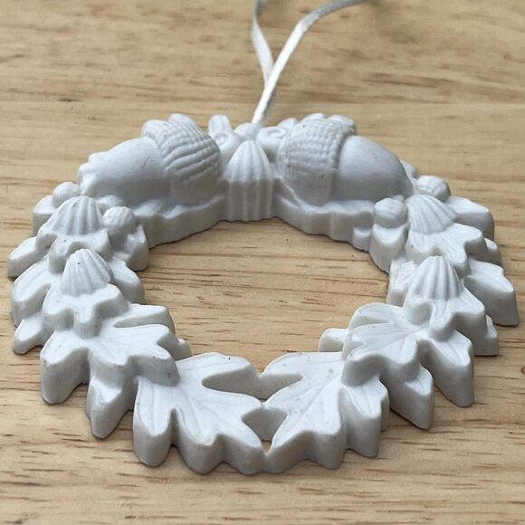 Margaret Furlong Vintage 1996 The Promise Porcelain Wreath Christmas Ornament - Picture 2 of 5